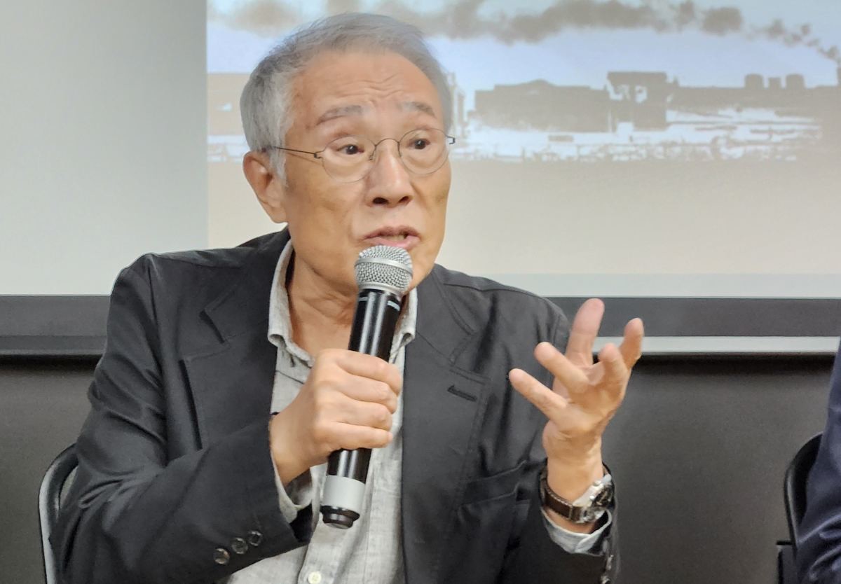소설가 황석영이 지난 20일 오후(현지시간) 런던 주영 한국문화원에서 열린 '철도원 삼대' 대담 행사에서 발언하고 있다. / 연합뉴스