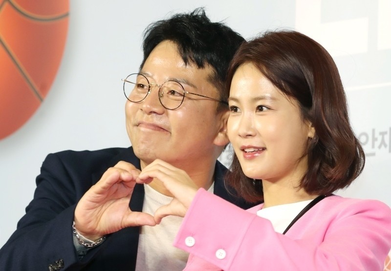 코미디언 김준호, 김지민 커플이 2023년 4월 3일 오후 서울 용산구 CGV 용산아이파크몰점에서 영화 '리바운드' VIP시사회에 참석해 포즈를 취하고 있다. / 뉴스1