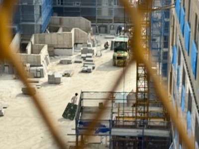 취재기자가 22일 오후 4시 09분에 공사현장 리포트에 직접 탑승하여 안전모 미착용 노동자가 건축 자재를 이동하는 장면 촬영