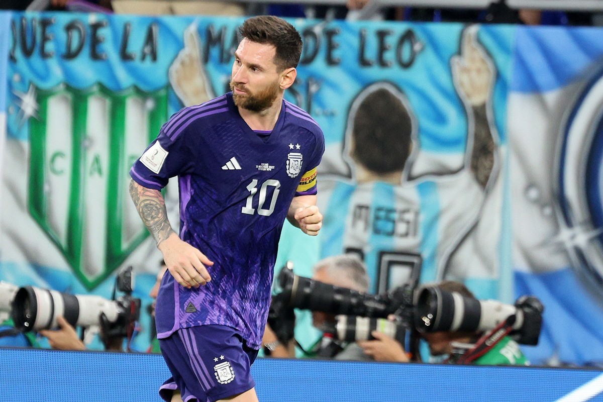 아르헨티나 리오넬 메시가 2022년 11월 30일 저녁(현지 시각) 카타르 도하 스타디움974에서 열린 2022 카타르 월드컵 조별리그 C조 3차전 폴란드와 아르헨티나의 경기 전반전에서 페널티킥을 실축한 뒤 아쉬워하고 있다. / 뉴스1