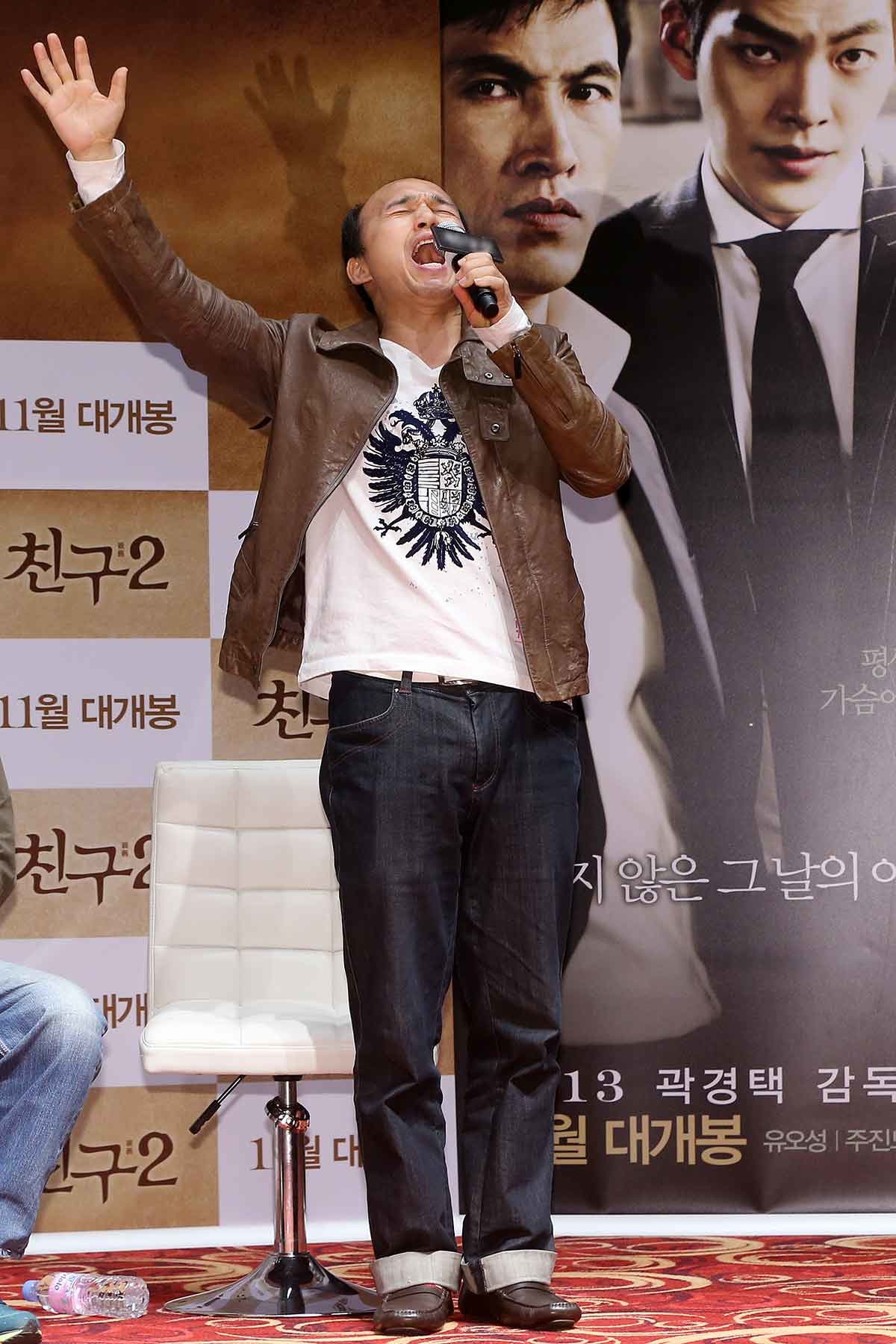 배우 김광규가 지난 2013년 10월 17일 서울 광진구 자양동 롯데시네마 건대입구점에서 열린 영화 '친구2' 제작보고회에 참석해 영화 친구의 대사를 재현하고 있다. / 뉴스1