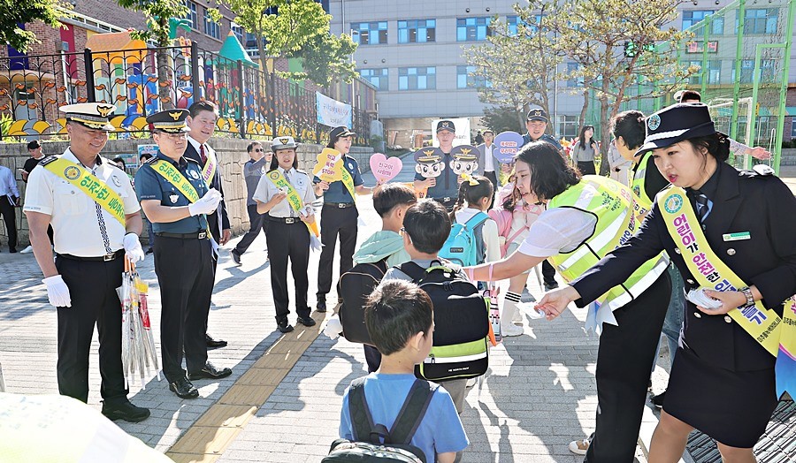 이영훈 미추홀구청장, 주안초 통학로 교통안전 캠페인 동참