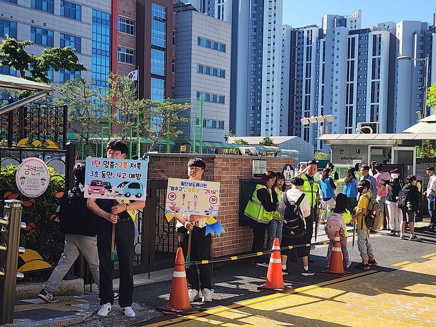 이영훈 미추홀구청장, 주안초 통학로 교통안전 캠페인 동참