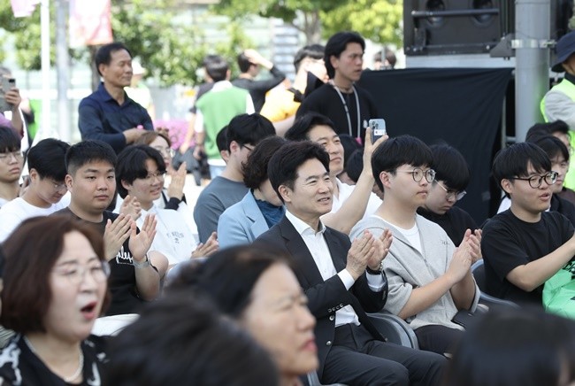 김대중 전남교육감이 교육가족들과 함께 공연을 관람하고 있다.