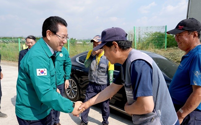김영록 전라남도지사가 4일 여름철 대비 사전 안전점검을 위해 나주시 금천 2배수장을 방문, 주변 마을 이장들과 인사를 나누고 있다.