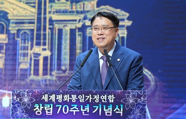 세계평화통일가정연합 창립 70주년 기념식에서 사회보는 송광석 한국협회장