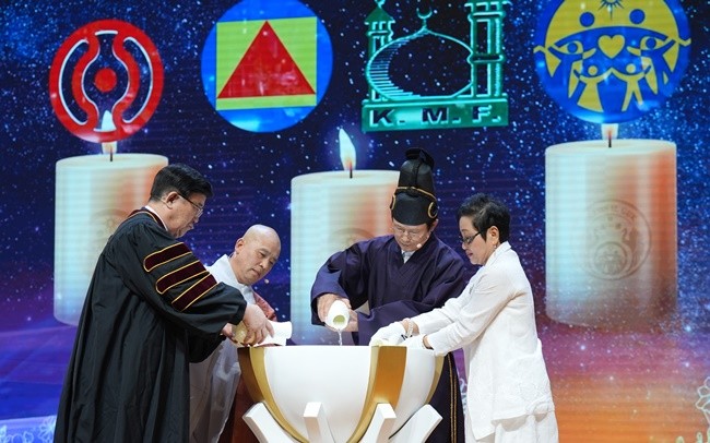 세계평화통일가정연합 창립 70주년 기념식에서 합수식하는 종단대표자들