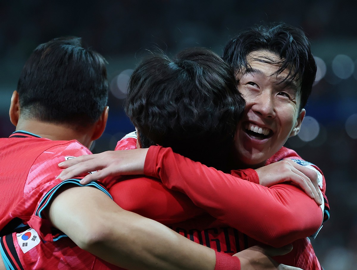 2024년 6월 11일 오후 서울 마포구 상암동 서울월드컵경기장에서 열린 2026 북중미 월드컵 아시아 2차 예선 조별리그 C조 6차전 대한민국과 중국의 경기 후반전에서 대한민국 손흥민이 선취골을 넣은 이강인을 꼭 안아주고 있다. / 뉴스1