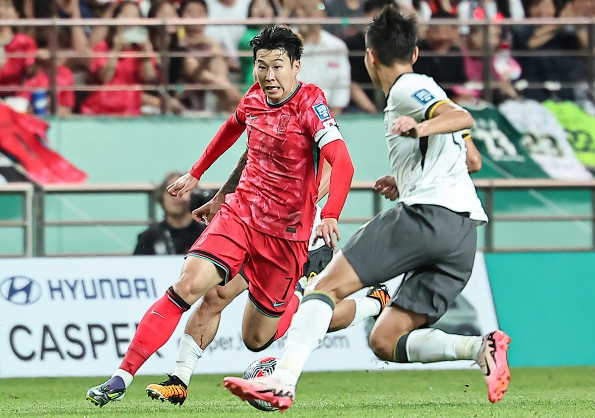 2024년 6월 11일 오후 서울 마포구 상암동 서울월드컵경기장에서 열린 2026 북중미 월드컵 아시아 2차 예선 조별리그 C조 6차전 대한민국과 중국의 경기 전반전에서 대한민국 손흥민이 공격을 시도하고 있다. / 뉴스1