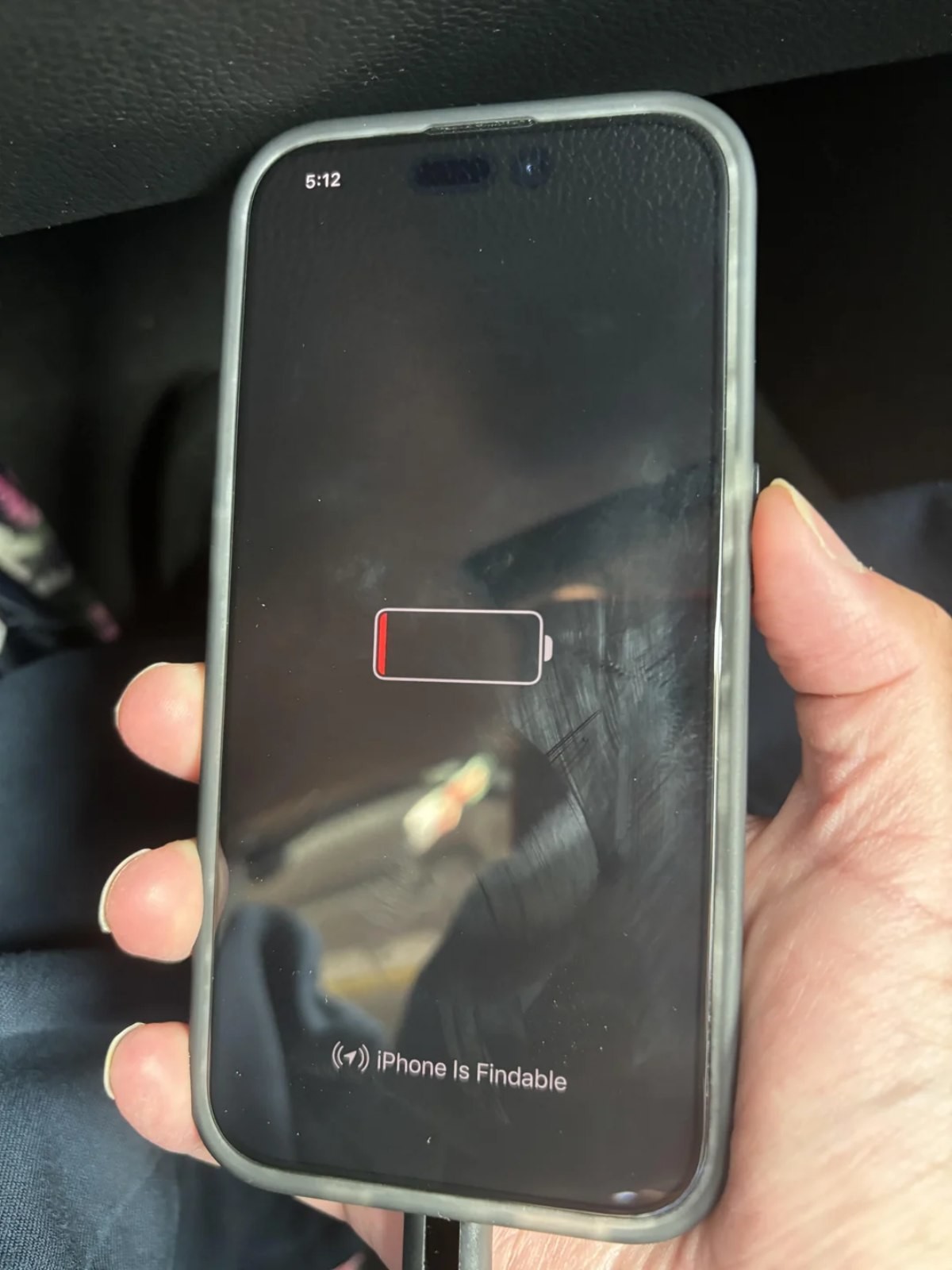 미국 소셜미디어 레딧 사용자 'ant_t99'가 공개한 사진. 아이폰 배터리가 방전된 상태에서 시간이 표시되고 있다. / 소셜미디어 레딧 'ant_t99'