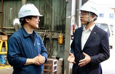 김종호 기보 이사장(사진 오른쪽)이 (주)고려차량(대표이사 이석희)을 방문하여 현장 애로사항을 청취하고 있다. / 사진제공=기보