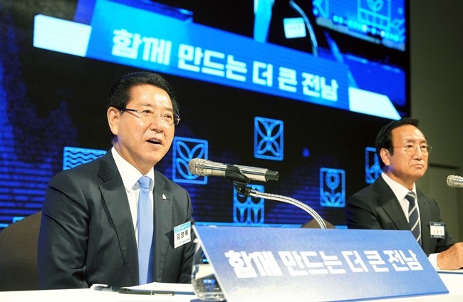 김영록 전라남도지사가 14일 서울 용산드래곤시티호텔에서 열린 ‘서울 출향도민 정잭비전 투어’ 토론을 주재하고 출향 회원들의 고향 발전에 대한 의견과 제안에 대한 질문에 답변을 하고 있다.