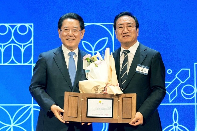 김영록 전라남도지사가 14일 서울 용산드래곤시티호텔에서 열린 서울 출향도민 정잭비전 투어에서 강윤성 시도민회장에게 감사패를 증정하고 기념촬영을 하고 있다.