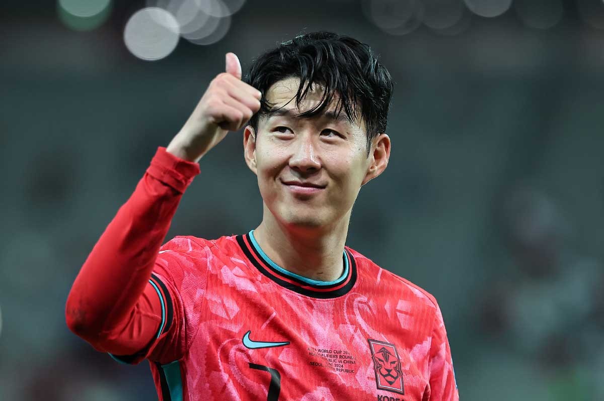 손흥민, 엄지척! 지난 6월 11일 오후 서울 마포구 상암동 서울월드컵경기장에서 열린 2026 북중미 월드컵 아시아 2차 예선 조별리그 C조 6차전 대한민국과 중국의 경기, 손흥민이 1대0으로 승리 후 관중에게 인사하고 있다. / 뉴스1