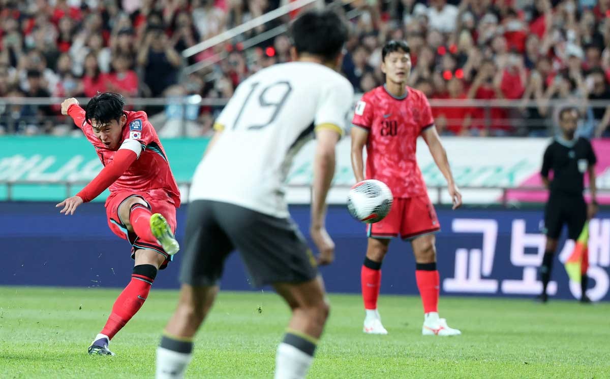 프리킥 시도하는 손흥민. 손흥민이 6월 11일 오후 서울 마포구 상암동 서울월드컵경기장에서 열린 2026 북중미 월드컵 아시아 2차 예선 조별리그 C조 6차전 대한민국과 중국의 경기 전반전에서 프리킥을 시도하고 있다. / 뉴스1