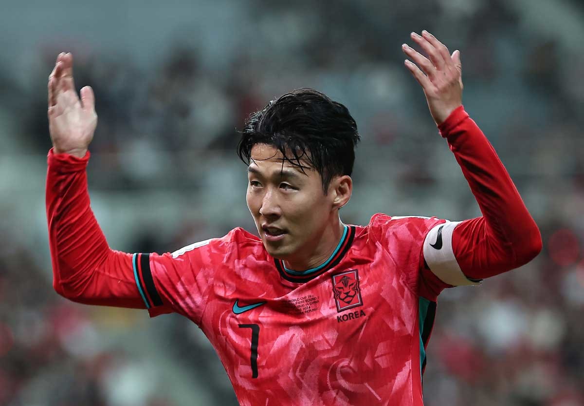 호응 유도하는 손흥민. 6월 11일 오후 서울 마포구 상암동 서울월드컵경기장에서 열린 2026 북중미 월드컵 아시아 2차 예선 조별리그 C조 6차전 대한민국과 중국의 경기 전반전에서 대한민국 손흥민이 호응을 유도하고 있다. / 뉴스1