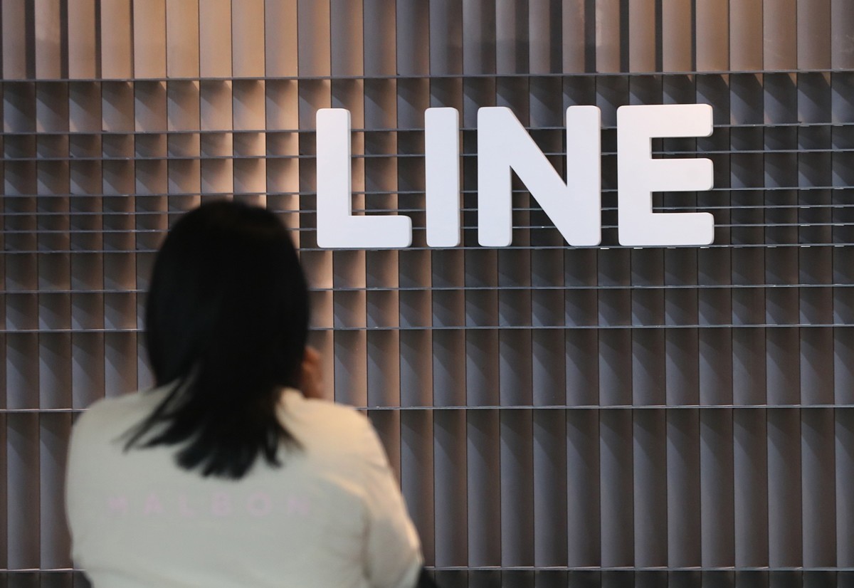 네이버 일본 라인야후 사태가 심화되고 있는 가운데, 경기 성남시 분당구 라인플러스 본사로 직원들이 들어가고 있다. / 뉴스1