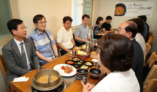 박병규 광산구청장이 최근 공직자들과 ‘상생 점심 여행’으로 신창동 골목상권을 찾아 점심을 한 뒤 상인과 대화를 나누고 있다.