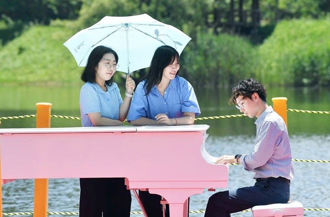 강진군 강진읍 보은산 고성제에 마련된 ‘물 위의 피아노’, 이번 강진수국길축제의 핵심 콘텐츠다.