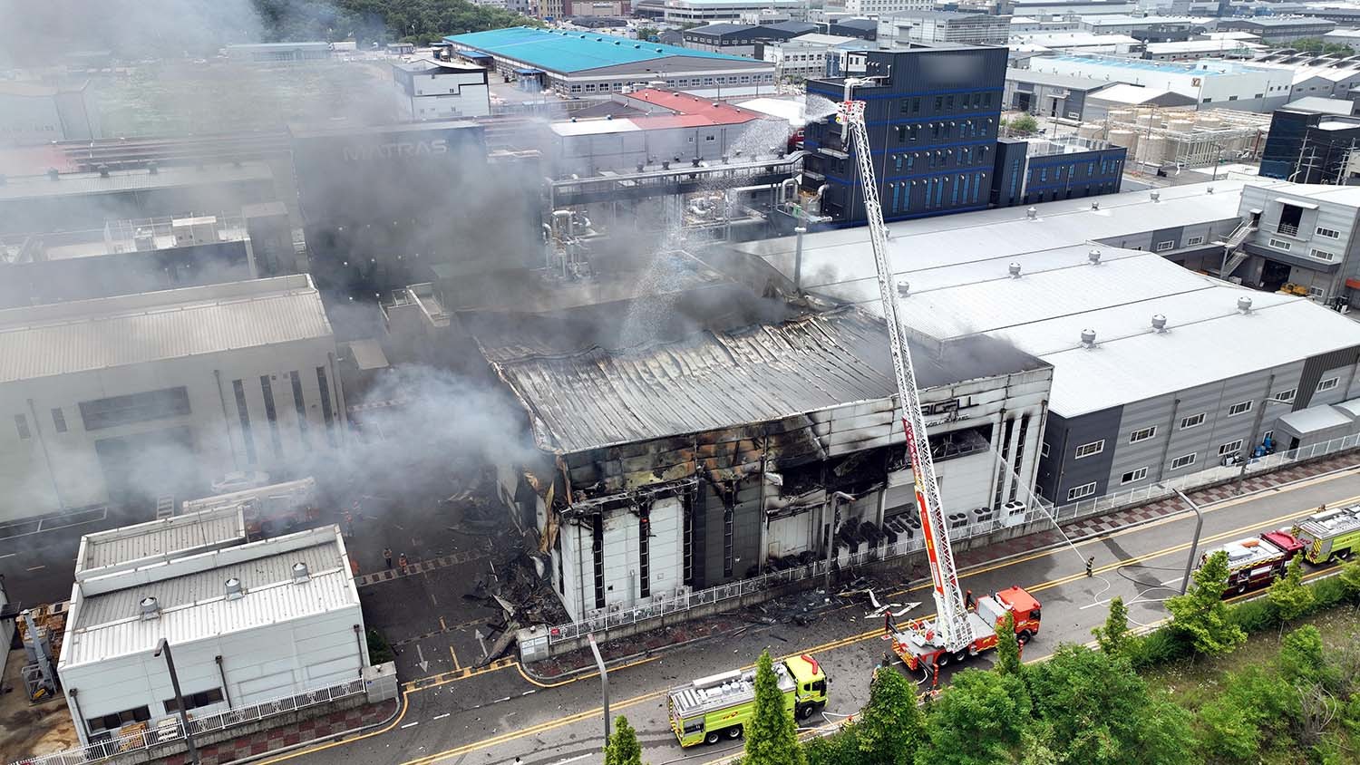 24일 오전 경기 화성시 서신면의 일차전지 제조 업체인 아리셀 공장에서 불이 나 소방 당국이 진화에 나섰다. 이 사고로 공장 내부 관계자 20여명이 공장 2층에서 대피하지 못한 것으로 알려졌다. 이 중 10명은 소재 파악이 안되는 것으로 파악됐다. 사진은 연기가 치솟는 공장 건물. / 뉴스1 (독자제공)
