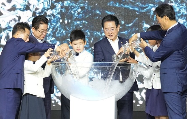 김영록 전라남도지사와 이철우 경상북도 도지사가 24일 오후 “영호남의 힘으로, 모두 함께 대한민국”이라는 슬로건 아래 서울 광화문 광장에서 개막한 ‘영호남 상생협력 화합대축전’에서 상생의 물을 든 어린이들, 서동욱 전남도의회 의장, 배한철 경북도의회 의장과 상생협력 합수 퍼포먼스를 하고 있다.