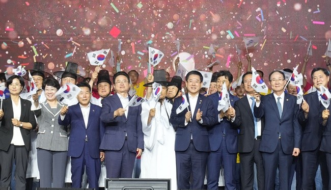 김영록 전라남도지사와 이철우 경상북도 도지사가 24일 오후 “영호남의 힘으로, 모두 함께 대한민국”이라는 슬로건 아래 서울 광화문 광장에서 개막한 ‘영호남 상생협력 화합대축전’에서 전남·경북 100인의 합창단과 함께 영호남을 넘어 모두가 함께하는 국민 화합을 다짐하는 퍼포먼스를 펼치고 있다.