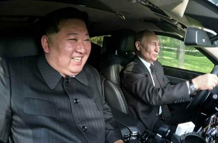 북한 노동당 기관지 노동신문은 20일 김정은 노동당 총비서가 블라디미르 푸틴 러시아 대통령과 금수산영빈관 정원구역에서 시간을 함께 보내면서 친교를 두터이 했다고 전했다. / 뉴스1