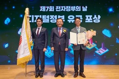 한국동서발전(주)는 공공데이터 제공 운영실태 평가에서 우수기관으로 선정되어‘공공데이터 발전 유공 대통령상’을 25일(화) 오후 3시 정부 서울청사에서 수상했다. / 사진제공=동서발전