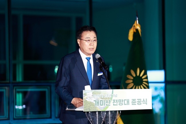 구복규 화순군수가 화순 개미산 전망대 준공 및 민선8기 2주년 기념사를 전하고 있다.