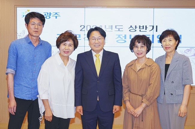 강기정 광주광역시장이 28일 오전 시청 비즈니스룸에서 열린 ‘2024 상반기 공무직 퇴임식’에 참석해 공로패를 수여한 뒤 기념촬영을 하고 있다./광주광역시 제공