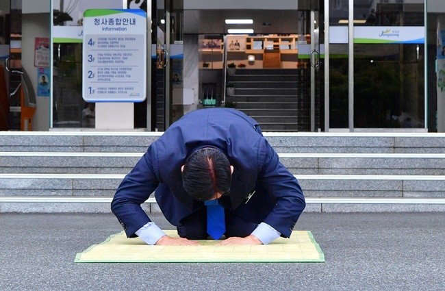 김한종 장성군수가 1일 출근길에 군민을 향해 큰절을 하고 있다.