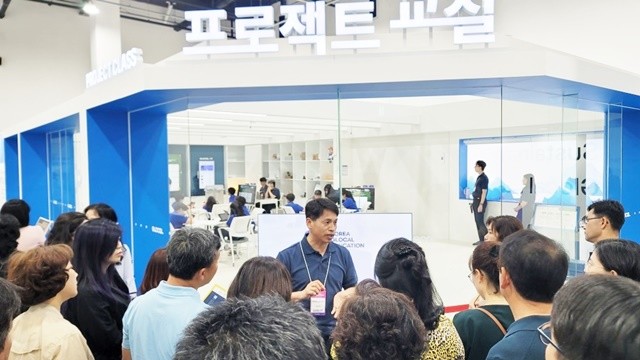 프로젝트 수업 관련해서 지원단이 설명을 하고 있다.