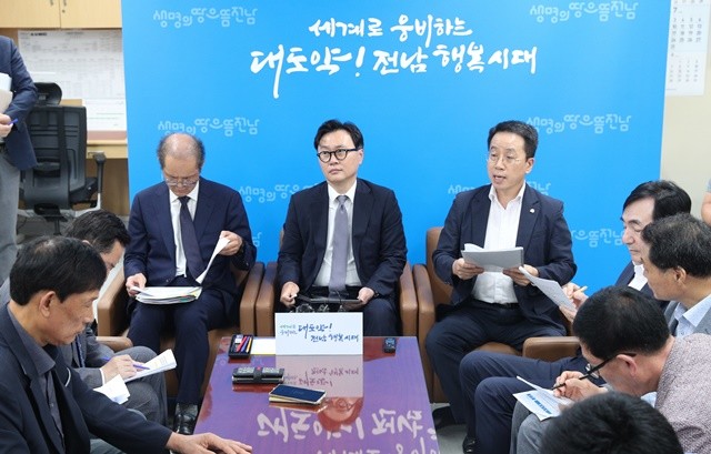 강영구 전라남도 인재육성교육국장이 8일 오후 도청 기자실에서 전남 국립의대 및 대학병원 신설 정부 추천 용역 관련해서 용역기관인 법무법인 지평 컨소시엄, 에이티커니코리아와 기자간담회를 하고 있다.