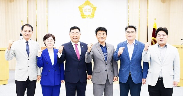 (왼쪽부터)김영선 경제복지위원장·양만주 시민안전위원장·김명수 의장·이우형 부의장·박현석 행정자치위원장·박해원 운영위원장