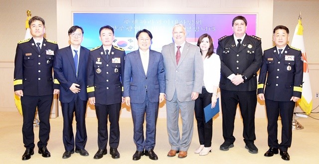 강기정 광주광역시장이 9일 오후 시청 비즈니스룸에서 미겔 앙헬 로메로 주한 파라과이 대사의 예방을 받고 환담을 나눈 후 기념촬영을 하고 있다. /광주광역시 제공