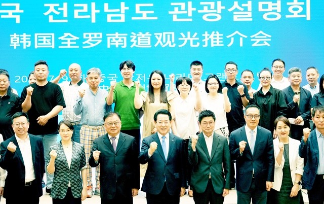 중국을 방문 중인 김영록 전라남도지사가 9일(현지 시간) 저장성 항저우 나라다 그랜드호텔에서 현지 여행항공업계 언론인 등 60여 명이 참석한 가운데 열린 전남관광설명회에서 참석자들과 기념촬영을 하고 있다.