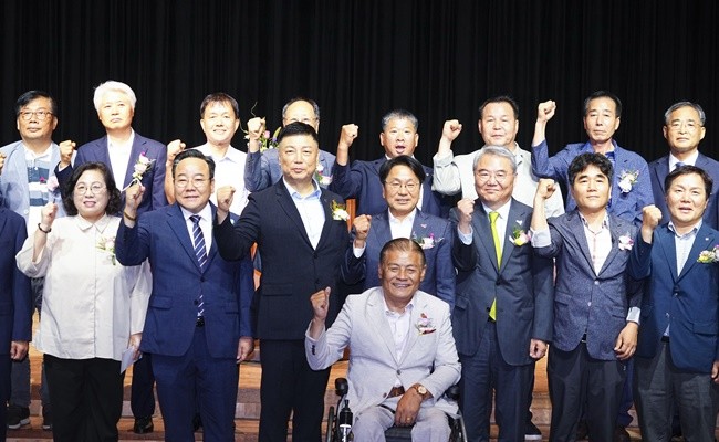 강기정 광주광역시장이 10일 오후 서구 5·18기념문화센터에서 열린 ’5·18민주화운동 부상자회 회장 취임식‘에 참석해 조규연 신임 회장 등 회원들과 기념촬영을 하고 있다./광주광역시 제공