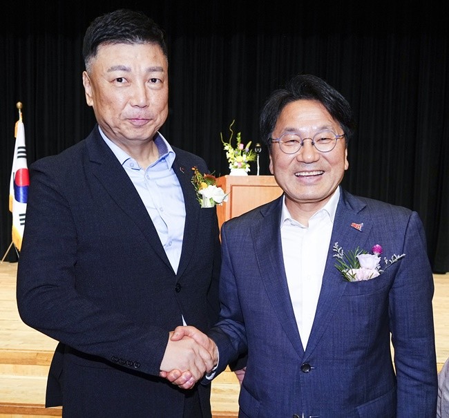 강기정 광주광역시장(오른쪽)이 10일 오후 서구 5·18기념문화센터에서 열린 ’5·18민주화운동 부상자회 회장 취임식‘에 참석해 조규연 신임 회장과 악수를 하고 있다./광주광역시 제공