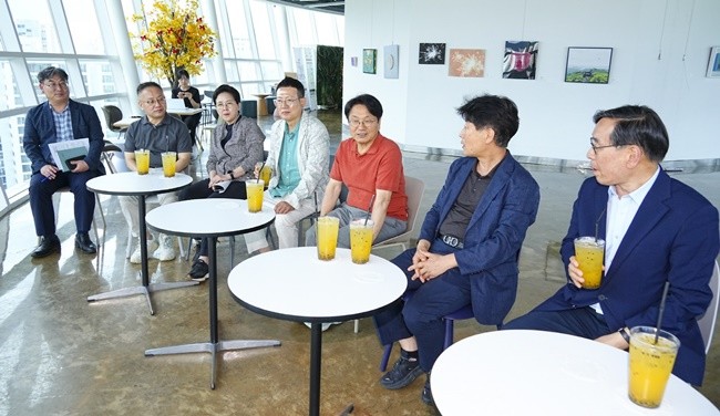 강기정 광주광역시장이 지난 10일 오후 남구 양림동에서 열린 제39회 정책소풍에 참석해 양림권역 근대역사문화 거점벨트 사업 관련, 사직공원전망타워에서 간담회를 하고 있다./광주광역시 제공