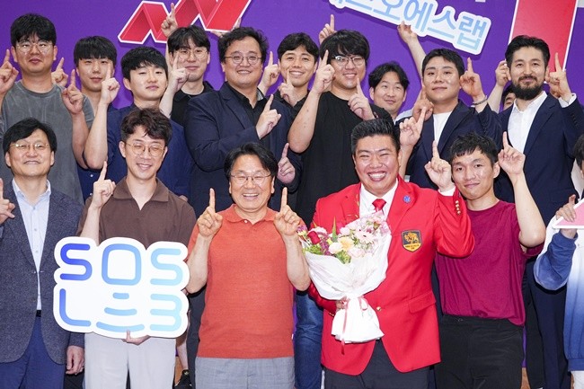 강기정 광주광역시장이 지난 10일 오후 서구 김대중컨벤션센터에서 열린 ‘광주가 키워낸 선배창업가와 만남’에 참석해 최근 코스닥에 상장 한 에스오에스랩 정지성 대표에게 꽃다발을 전달한 뒤 기념촬영을 하고 있다./광주광역시 제공