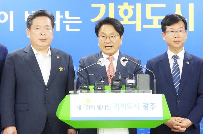 강기정 광주광역시장이 11일 오전 시청 브리핑실에서 5개 구청장들과 함께 자원회수시설 입지선정위원회 결과 및 향후 추진방향을 설명하고 있다.  / 노해섭 기자