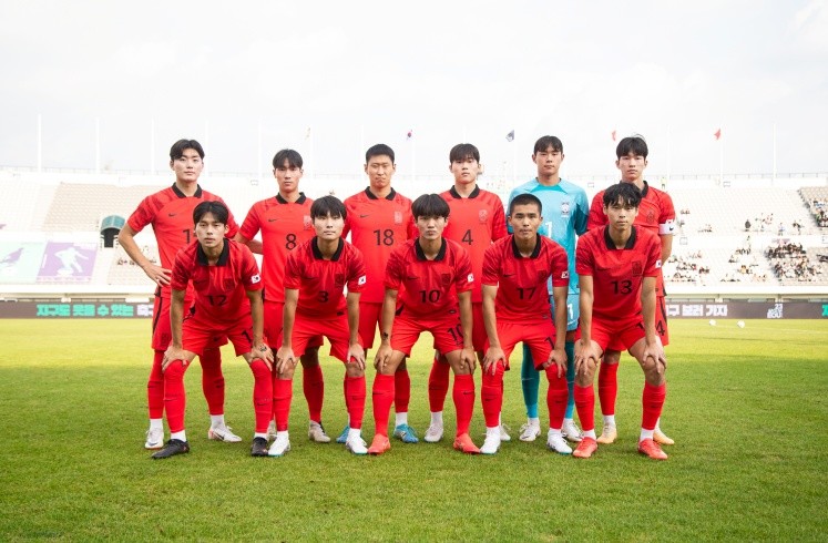 남자 U-18 대표팀. 뒷줄 맨 왼쪽이 축구선수 최준영 / 대한축구협회(KFA) 제공