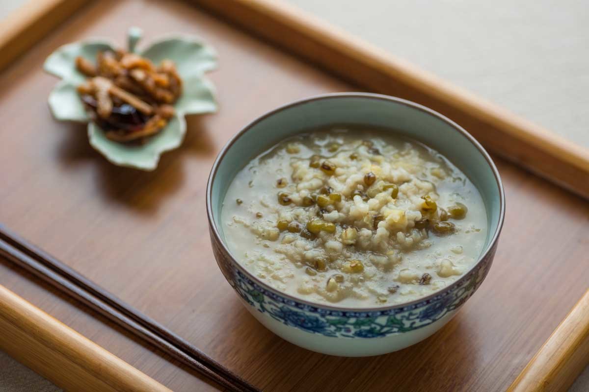 해당 사진은 기사 이해를 돕기 위한 참고 사진으로 실제 녹두죽과는 차이가 있을 수 있습니다. / HelloRF Zcool-shutterstock.com