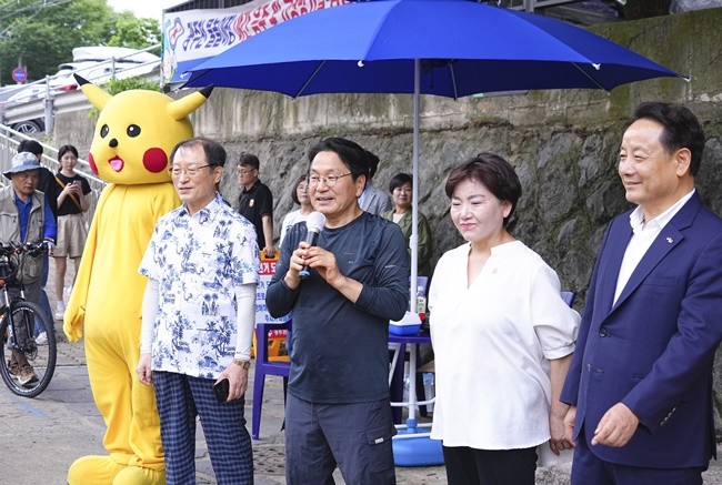 강기정 광주광역시장이 13일 오후 동구 용산동 동산타워 주변 광주천에서 열린 ‘자연친화형 물놀이장’ 개장행사에 참석해 인사말을 하고 있다./광주광역시 제공