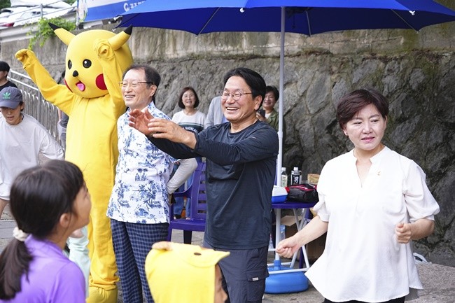 강기정 광주광역시장이 13일 오후 동구 용산동 동산타워 주변 광주천에서 열린 ‘자연친화형 물놀이장’ 개장행사에 참석해 어린이들과 물놀이장 입수 전 몸을 풀고 있다./광주광역시 제공