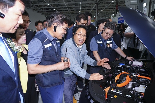 강기정 광주광역시장이 15일 오전 광산구 빛그린산단 광주글로벌모터스(GGM)에서 열린 ‘캐스퍼 EV 양산’ 기념식에 참석해 윤몽현 GGM 대표이사 등 내빈들과 전기차 엔진을 살펴보고 있다./광주광역시 제공