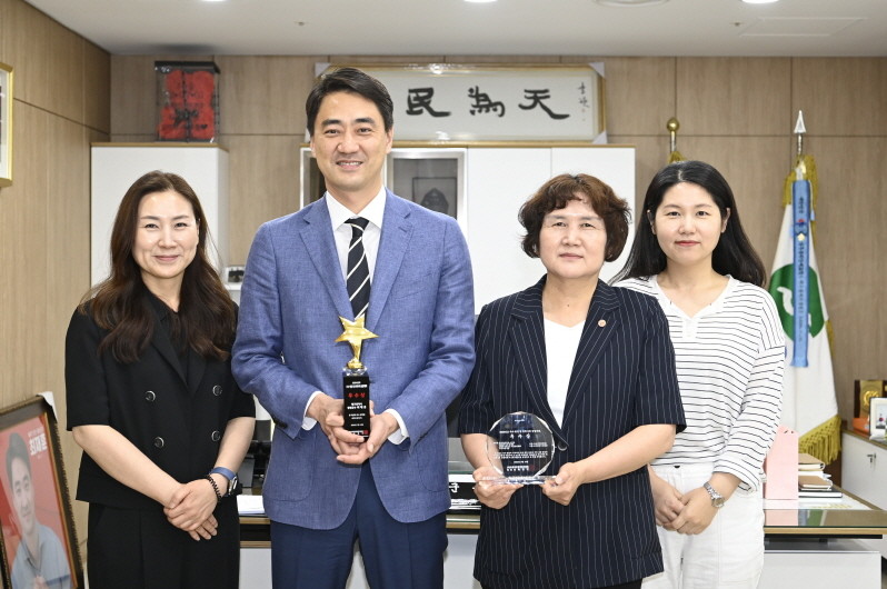 최재훈 대구 달성군수(왼쪽부터 2번째)와 관계자들이 2024년 우수행정 및 정책사례 선발대회 우수기관 및 우수기관장상 수상 기념촬영을 하고 있다. / 대구 달성군 제공