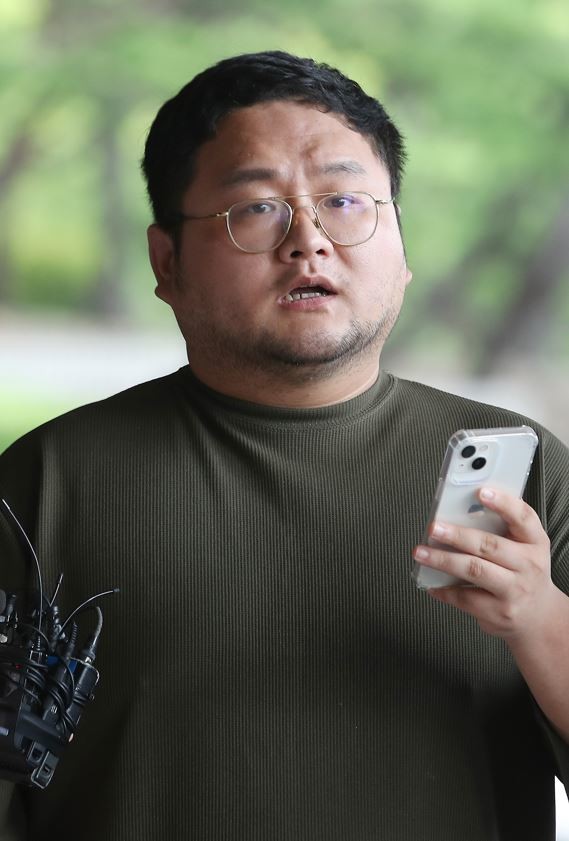구독자 1000만여 명을 보유한 유튜버 쯔양(본명 박정원)의 과거를 폭로하겠다고 협박한 혐의로 고발당한 유튜버 구제역(본명 이준희)이 15일 오후 서울 서초구 서울중앙지검에 자진 출석하며 취재진의 질문에 답하고 있다. /뉴스1