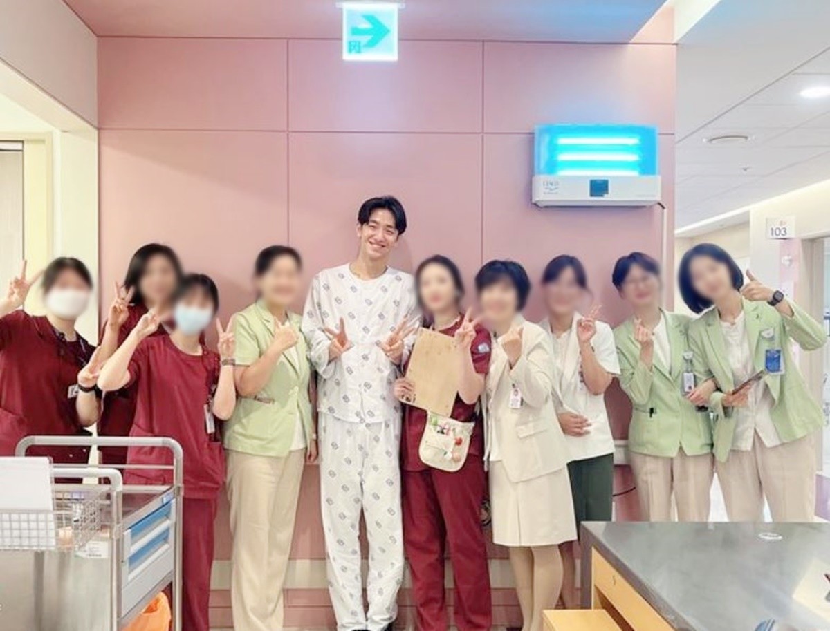 아버지에게 신장을 기증한 남윤수가 병원 의료진과 함께 찍은 사진 / 가톨릭대학교 은평성모병원 인스타그램