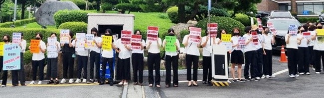 광주 지역 초등돌봄전담사들이 지난 11일부터 광주시교육청 정문 등에서  무리한 무상 중식을 추진하고 있어 항의와 대책 마련을 촉구하는 피켓 시위를 이어가고 있다.